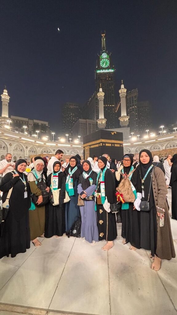Dokumentasi jamaah Paket Umroh Reguler Aldabaran Tour di depan Ka'bah Makkah