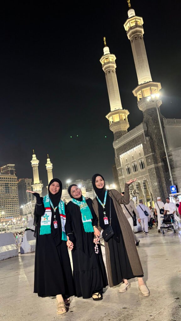 Dokumentasi jamaah Paket Umroh Reguler Aldabaran Tour di depan Ka'bah Makkah