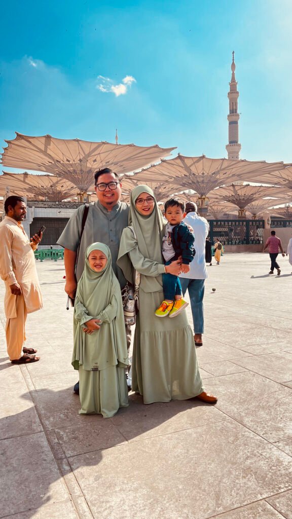 Dokumentasi jamaah Paket Umroh Reguler Aldabaran Tour di depan Ka'bah Makkah