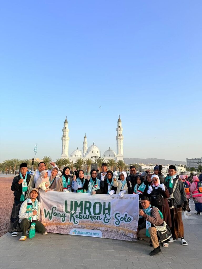 Dokumentasi jamaah Paket Umroh Reguler Aldabaran Tour di depan Ka'bah Makkah